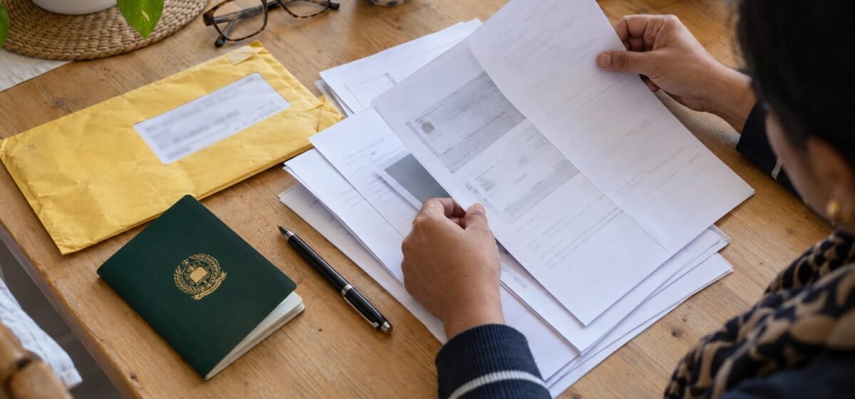 Una busta gialla e documenti preparati per il rinnovo del permesso.