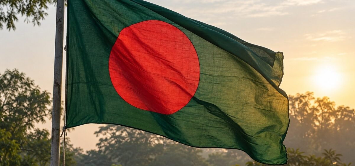 Una bandiera del Bangladesh sventola contro un cielo invernale chiaro.