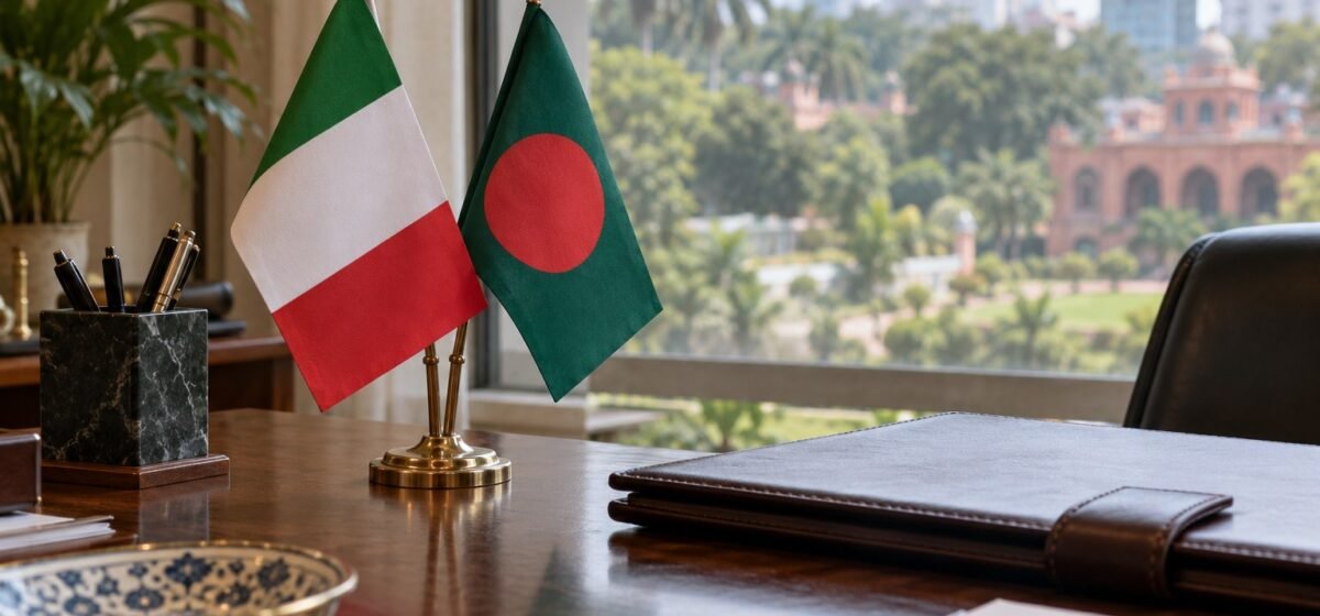 Bandiere da tavolo di Italia e Bangladesh accanto a una cartella chiusa.